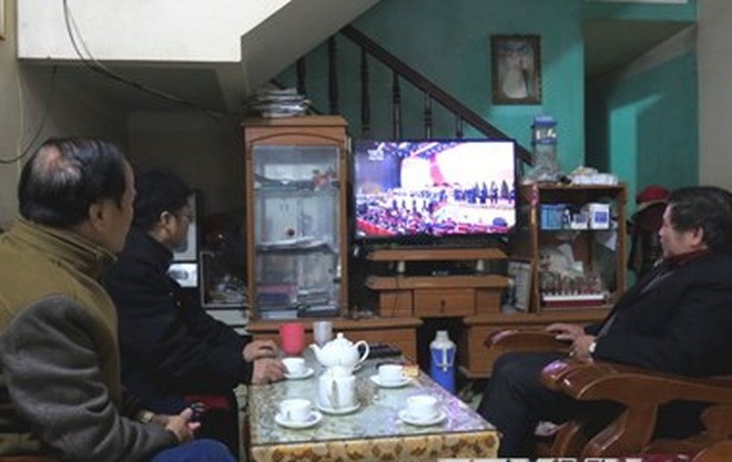 Người dân xem truyền hình trực tiếp Lễ bế mạc Đại hội đại biểu toàn quốc lần thứ XII Đảng Cộng sản Việt Nam. (Ảnh: Quang Đán/TTXVN)