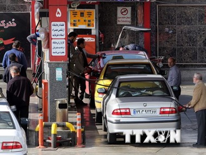Người dân Iran mua xăng tại trạm xăng ở thủ đô Tehran của Iran ngày 19/1. (AFP/TTXVN)
