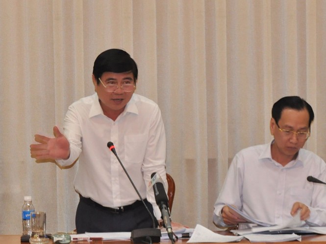 Chủ tịch UBND TP.HCM Nguyễn Thành Phong (đứng) chỉ đạo tại cuộc họp - Ảnh: Xuân Đặng