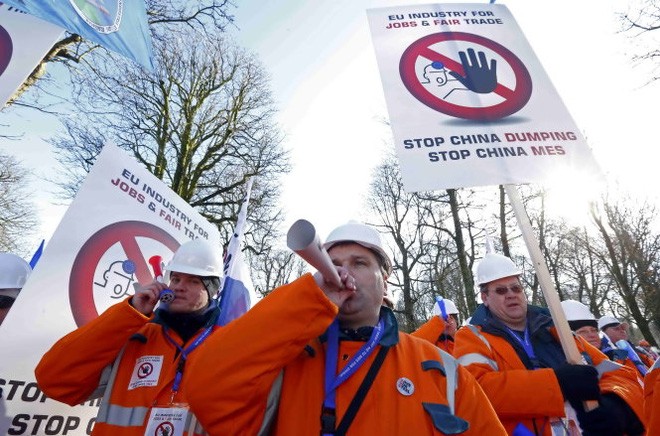 Khoảng 5.000 công nhân lẫn giới chủ ngành luyện thép ở châu Âu đã tụ hội tại Brussels ngày 15-2 để biểu tình phản đối tình trạng cạnh tranh không lành mạnh và phá giá của Trung Quốc - Ảnh: Reuters