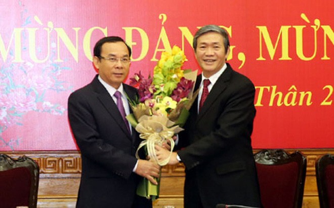 Thường trực Ban Bí thư Đinh Thế Huynh tặng hoa chúc mừng tân Chánh văn phòng Trung ương Đảng Nguyễn Văn Nên.