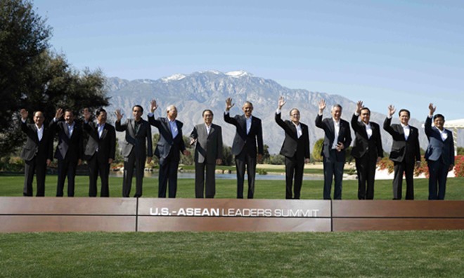 Tổng thống Mỹ và lãnh đạo các nước ASEAN tham gia hội nghị. Ảnh: Reuters.