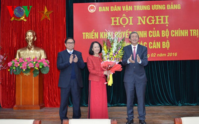 Ông Đinh Thế Huynh trao Quyết định của Bộ Chính trị và tặng hoa bà Trương Thị Mai.