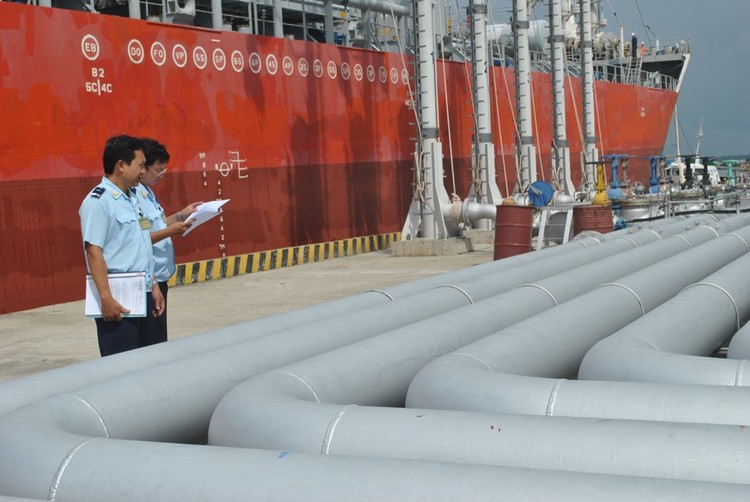 Công chức Hải quan cảng Sài Gòn khu vực 3 giám sát xăng dầu nhập khẩu. Ảnh: T.H