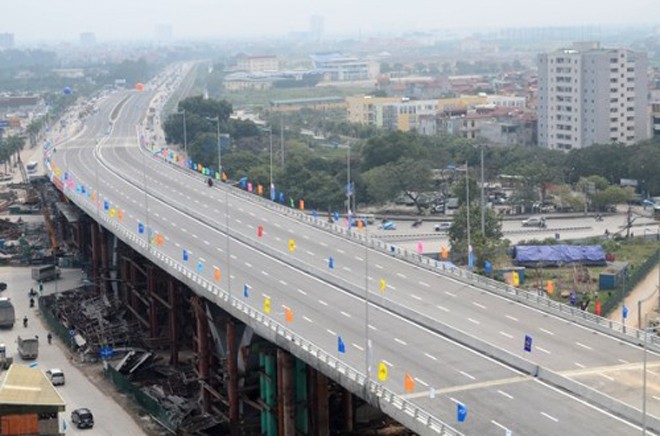 Cầu vượt nút giao thông trung tâm quận Long Biên