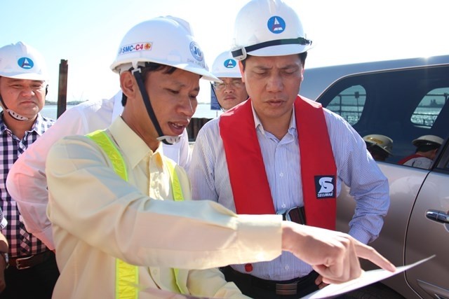 Ông Đàm Xuân Toan - Phó tổng giám đốc Cienco 4 báo cáo với Thứ trưởng Nguyễn Ngọc Đông tiến độ gói thầu J2 đang thực hiện khá tốt. (Ảnh: Phan Tư)