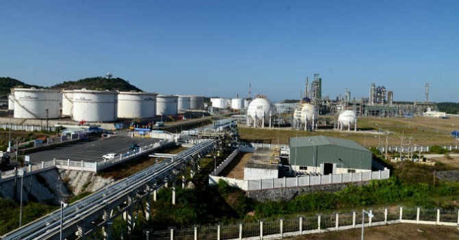 Nhà máy lọc dầu Dung Quất đang được nâng cấp mở rộng với vốn 1,82 tỷ USD, công suất 8,5 triệu tấn một năm.