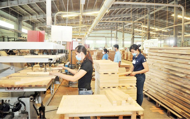 Sản xuất đồ gỗ xuất khẩu tại Công ty cổ phần Tập đoàn gỗ Trường Thành. Ảnh: Cao Thăng