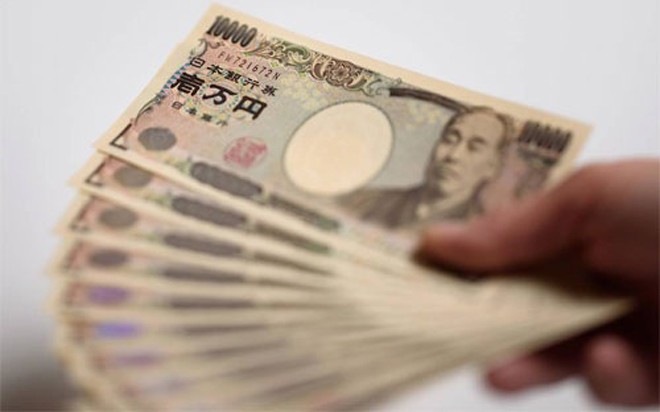 Một số chuyên gia kinh tế nhận định, lãi suất giảm đem đến cho Chính phủ Nhật một cơ hội để đẩy mạnh các biện pháp kích thích bằng tài khóa nhằm vực dậy tăng trưởng - Ảnh: WSJ/Bloomberg.