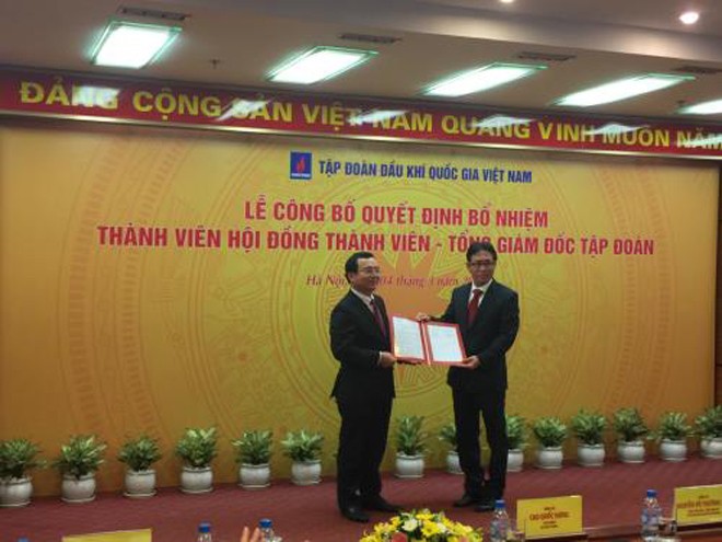 Chủ tịch Tập đoàn Dầu khí quốc gia Việt Nam, ông Nguyễn Quốc Khánh trao quyết định bổ nhiệm cho ông Nguyễn Vũ Trường Sơn. Ảnh: Đức Dũng