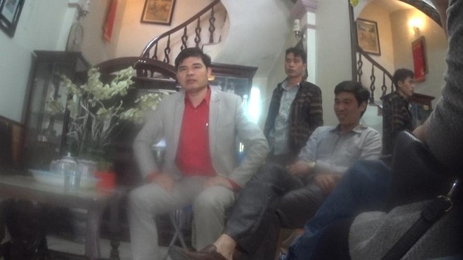 Phạm Văn Tuế, trưởng chi nhánh Hải Dương (ngồi giữa), người từng được giới thiệu có thu nhập 10 tỉ đồng/tháng từ hoa hồng đa cấp.