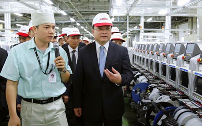Bí thư Thành uỷ Hà Nội Hoàng Trung Hải thăm một nhà máy tại Khu công nghiệp Bắc Thăng Long.