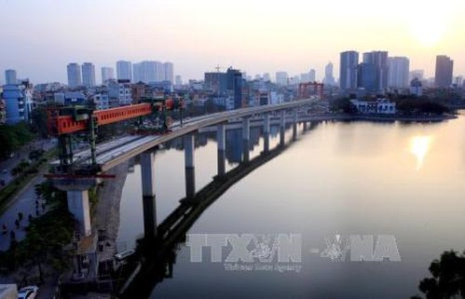 Đường sắt Cát Linh - Hà Đông hoàn thành lao lắp qua hồ Hoàng Cầu. Ảnh Huy Hùng - TTXVN