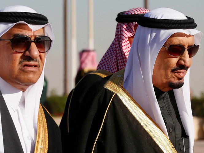 Thái tử Ả Rập Xê Út Mohammed bin Nayef cùng người chú là Vua Salman ra đón tiếp Tổng thống Mỹ Barack Obama ở Sân bay Vua Khalid, thủ đô Riyadh tháng 1.2015 - Ảnh: Reuters