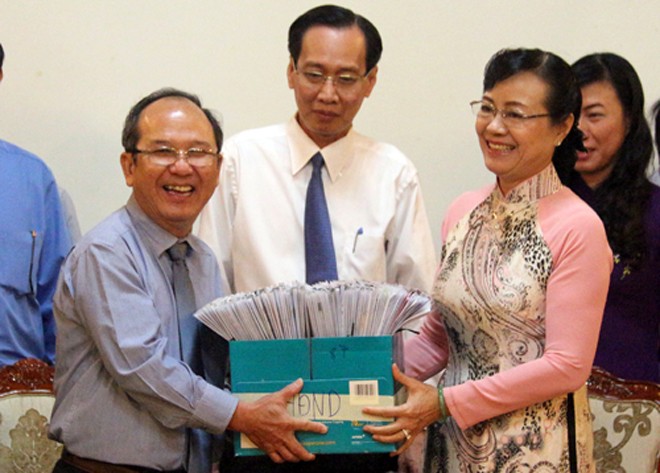 Chủ tịch Ủy ban bầu cử TP HCM trao hồ sơ cho Ủy ban MTTQ Việt Nam TP HCM. Ảnh: Trung Sơn
