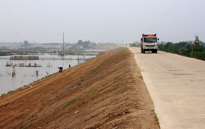Tổng kinh phí nâng cấp hệ thống đê sông đến năm 2020 trên địa bàn Hưng Yên được duyệt là 393 tỷ đồng. Ảnh: Lê Tiên