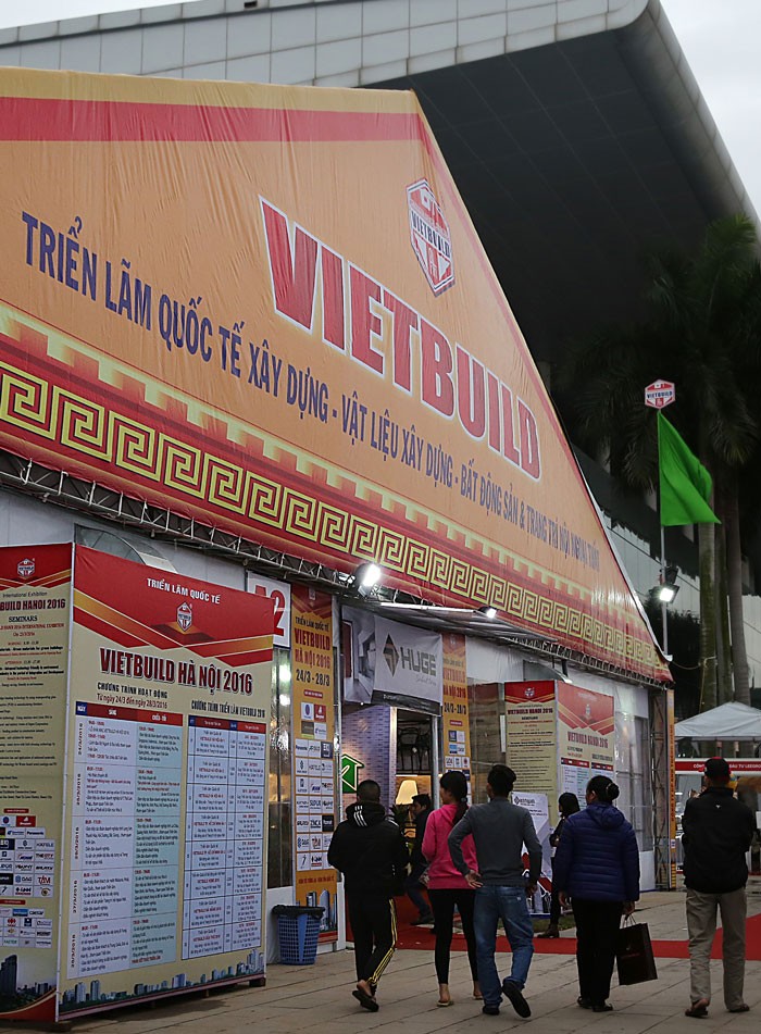 Vietbuild Hà Nội 2016 thu hút sự quan tâm của nhiều nhà đầu tư, doanh nghiệp trong lĩnh vực xây dựng. Ảnh: Lê Tiên