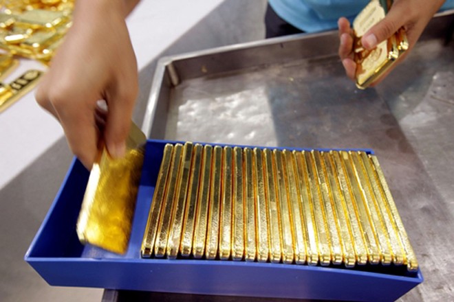 Mỗi ounce vàng quốc tế hiện khoảng 1.220 USD. Ảnh: Bloomberg.