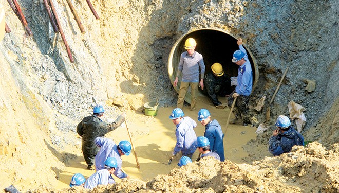 Đường ống nước Sông Đà về Hà Nội đã nhiều lần bị vỡ vì chất lượng ống hiện tại.