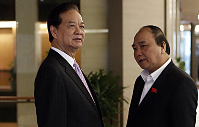 Thủ tướng Nguyễn Tấn Dũng và Phó Thủ tướng Nguyễn Xuân phúc tại hành lang Quốc hội.