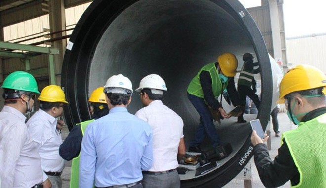 Đại diện chủ đầu tư Việt Nam kiểm tra ống nước của nhà thầu Ấn Độ