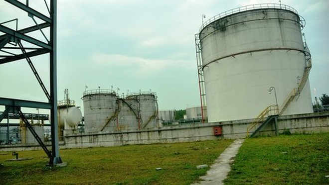 Nhà máy xăng sinh học bio ethanol Dung Quất đang phải ngừng hoạt động vì không tiêu thụ được sản phẩm - Ảnh: Trần Mai