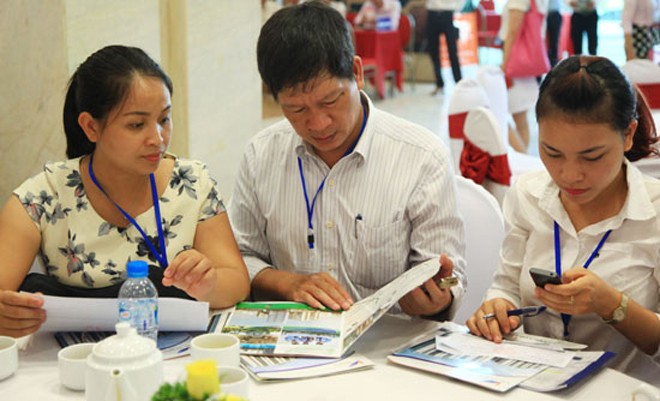 Khách hàng tham khảo thông tin mở bán một dự án nhà ở tại Hà Nội. Ảnh: Công Hùng