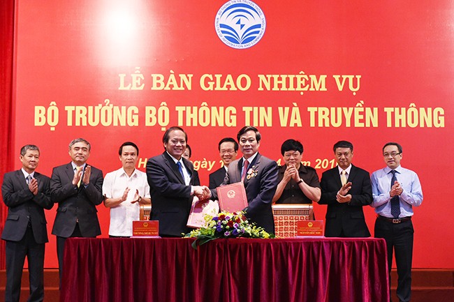 Ông Nguyễn Bắc Son bàn giao nhiệm vụ Bộ trưởng Bộ TT&TT cho ông Trương Minh Tuấn. Ảnh: VGP/Quang Hiếu