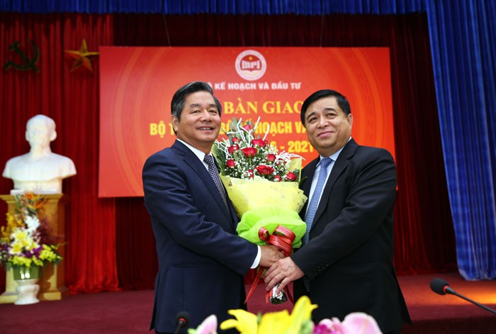 Bộ trưởng Nguyễn Chí Dũng chúc mừng nguyên Bộ trưởng Bùi Quang Vinh đã hoàn thành xuất sắc nhiệm vụ. Ảnh: Lê Tiên
