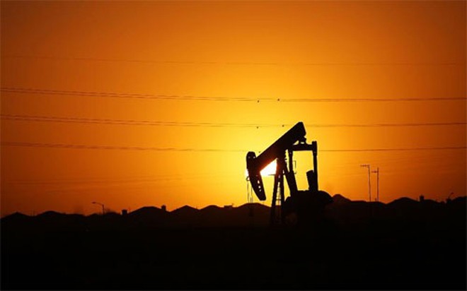 Sau khi giảm xuống mức thấp nhất trong 12 năm vào tháng 1 năm nay do tình trạng dư thừa dầu trên toàn cầu, giá dầu đã tăng 30% trong 2 tháng qua - Ảnh: Forbes.