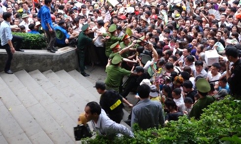 Chen lấn, ngất xỉu tại lễ hội đền Hùng