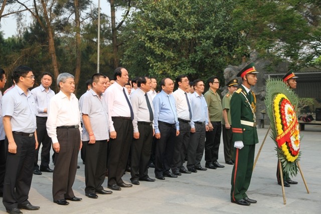 Thủ tướng Nguyễn Xuân Phúc dâng hương viếng các liệt sĩ tại Quảng Trị