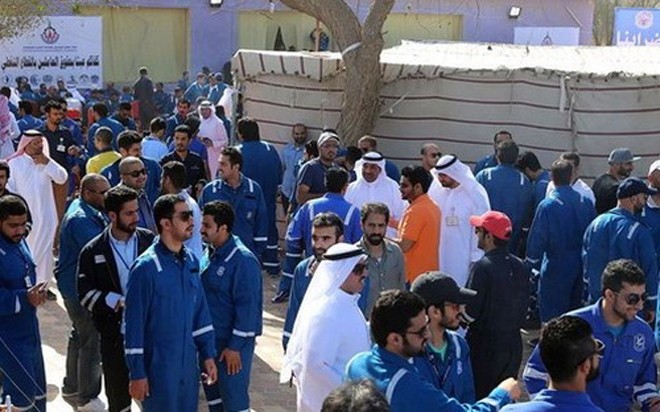 Hàng nghìn công nhân ngành năng lượng tại Kuwait tiếp tục đình công vì họ rất bất bình với chính sách trả lương của chính phủ - Ảnh: Reuters.