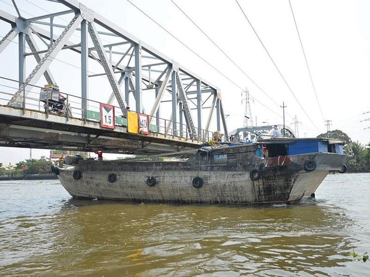 Cầu Bình Lợi già nua vẫn gồng mình gánh những đoàn tàu vì chủ đầu tư chưa giải tỏa xong mặt bằng để xây dựng cầu mới.
