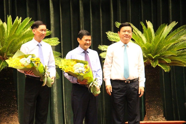 Bí thư Thành ủy TPHCM Đinh La Thăng tặng hoa chúc mừng 2 tân Phó Chủ tịch UBND TP