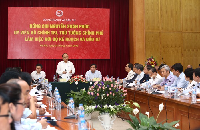 Thủ tướng Nguyễn Xuân Phúc chỉ đạo, Bộ KH&ĐT cùng các bộ, ngành phải đề ra các giải pháp để giữ mục tiêu tăng trưởng 6,7%. Ảnh: Lê Tiên