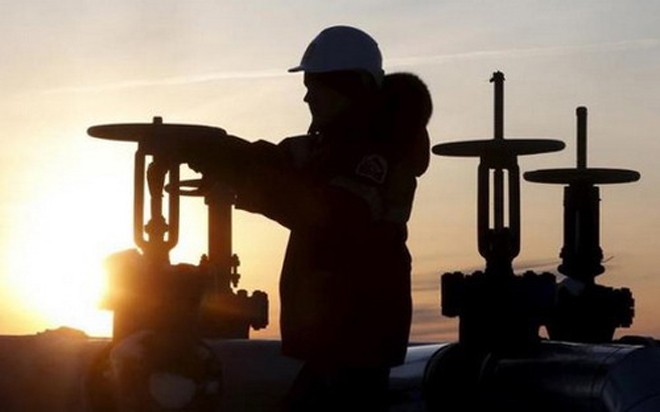 Giá dầu thấp đã khiến đầu tư trong lĩnh vực năng lượng giảm 40% trong 2 năm qua - Ảnh: Reuters.