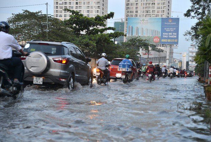 Tình trạng ngập lụt do triều cưởng đang phá hủy hạ tầng giao thông ở TP.HCM. Ảnh: Quang Tuấn