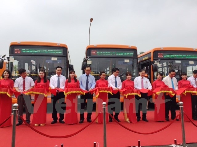 Các đại biểu cắt băng khai trương tuyến buýt 86 Ga Hà Nội-sân bay Nội Bài đi vào hoạt động. (Ảnh: Việt Hùng/Vietnam+)
