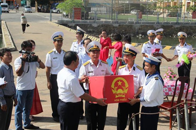 Các cán bộ, chiến sĩ Vùng 2 Hải quân nhận hòm phiếu bầu cử từ ông Mai Ngọc Thuận, Bí thư Thành ủy TP Vũng Tàu, tỉnh Bà Rịa - Vũng Tàu (hàng trước, bên trái), để phục vụ bầu cử sớm trên biển (Ảnh: Người lao động)