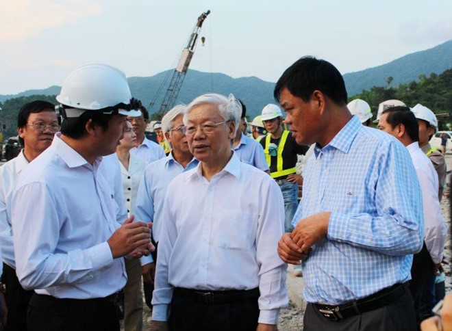 Tổng Bí thư Nguyễn Phú Trọng và Bí thư Tỉnh ủy Phú Yên Huỳnh Tấn Việt (bên phải) thăm công trình Dự án Hầm Đèo Cả