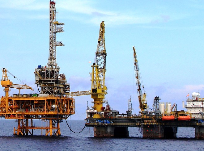 Giá dầu giảm sâu khiến các công ty dịch vụ dầu khí lao đao. Ảnh: Nhật Bắc