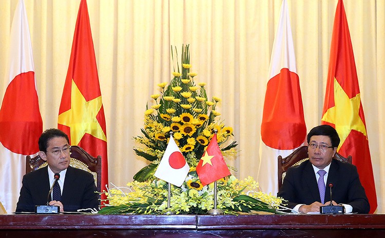 Phó Thủ tướng, Bộ trưởng Ngoại giao Phạm Bình Minh và Bộ trưởng Ngoại giao Nhật Bản Fumio Kishida tại cuộc họp báo sau phiên họp. Ảnh: VGP/Hải Minh