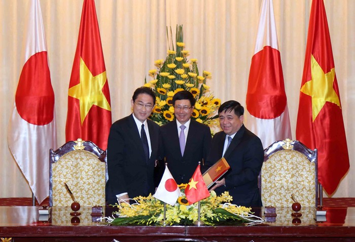 Bộ trưởng Nguyễn Chí Dũng và Bộ trưởng Fumio Kishida ký Công hàm trao đổi ODA. Ảnh: N.Minh