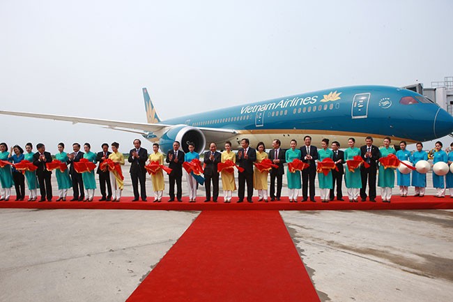 Thủ tướng Nguyễn Xuân Phúc và các đại biểu cắt băng khai trương đường bay của Vietnam Airlines tại Cảng hàng không quốc tế Cát Bi. Ảnh: Thủy Dung