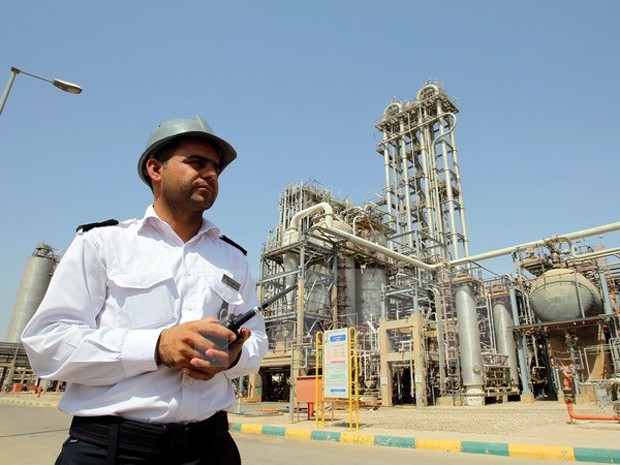 Nhân viên làm việc tại cơ sở hóa dầu Mahshahr ở tỉnh Khuzestan, Tây Nam Iran ngày 28/9/2011. (Nguồn: EPA/TTXVN)