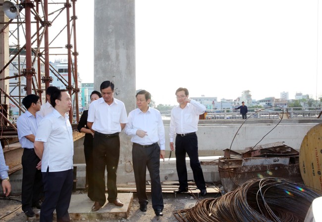 Phó Thủ tướng Vương Đình Huệ thị sát các công trình ngăn mặn tại tỉnh Kiên Giang ngày 17/5. Ảnh: Thành Chung - Bích Thảo
