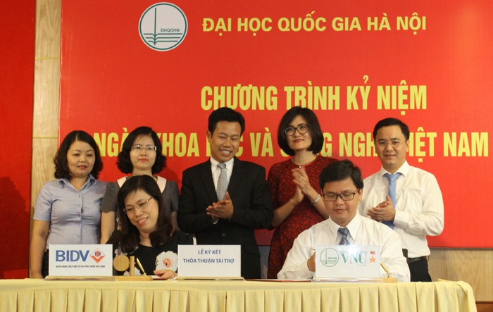 Đại diện BIDV Tây Hà Nội và ĐHQGHN ký kết thỏa thuận