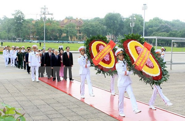 Đoàn đại biểu Ban Chấp hành Trung ương Đảng, Chủ tịch nước, Quốc hội, Chính phủ và Mặt trận Tổ quốc Việt Nam đến đặt vòng hoa và vào Lăng viếng Chủ tịch Hồ Chí Minh. (Ảnh: Phạm Kiên/TTXVN)