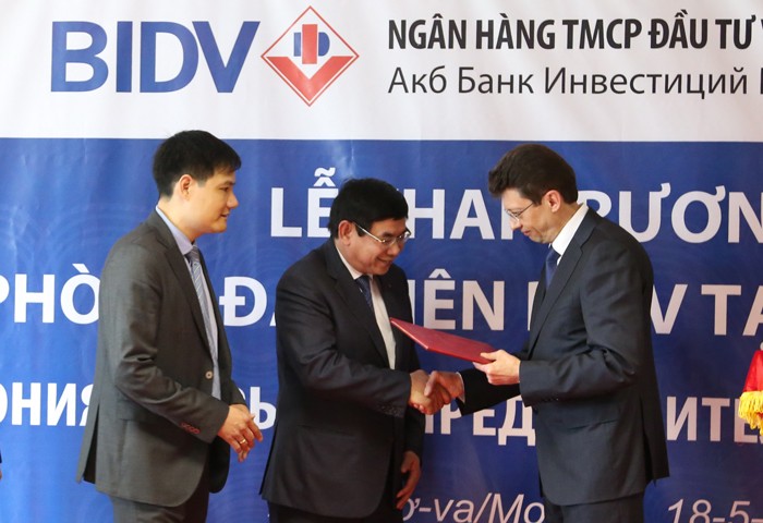 Phó Thống đốc NHTW Nga trao Giấy phép cho Tổng Giám đốc BIDV.